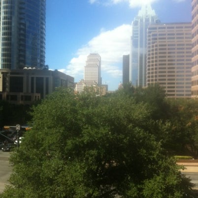 Foto tomada en Radisson Hotel &amp; Suites Austin Downtown  por Greg B. el 7/25/2012