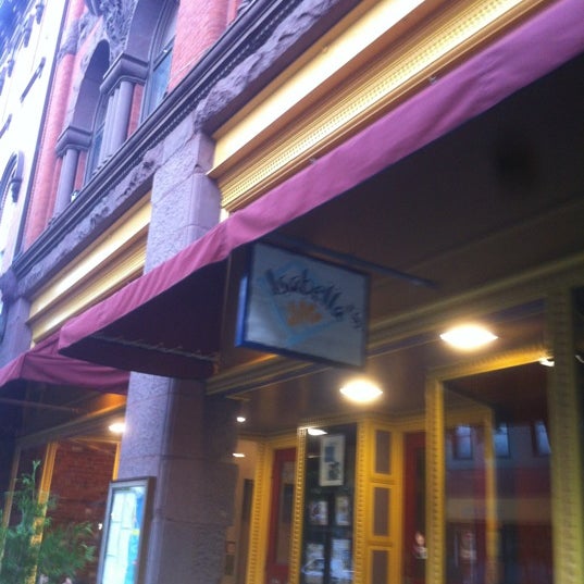 Photo prise au Isabella&#39;s Taverna &amp; Tapas Bar par Todd P. le8/15/2012
