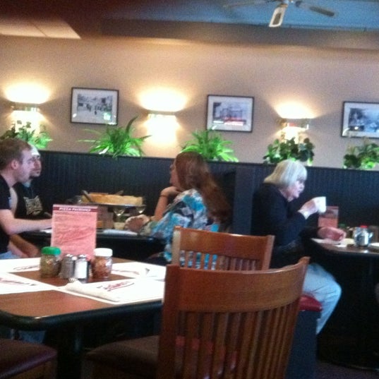 รูปภาพถ่ายที่ Tedino&#39;s Pizzeria โดย Janet เมื่อ 4/19/2012