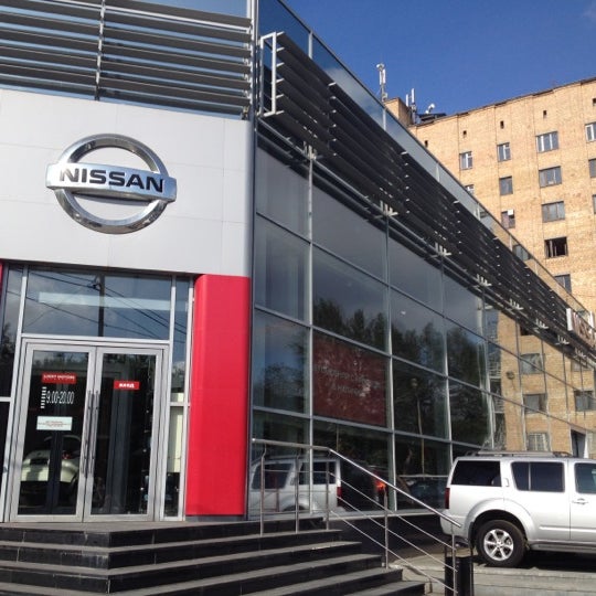 Автосалон ягуар ленд ровер. Лаки моторс. Лаки моторс. Лаки моторс екатеринбург бебеля 115. Фасад автосалон ленд ровер.