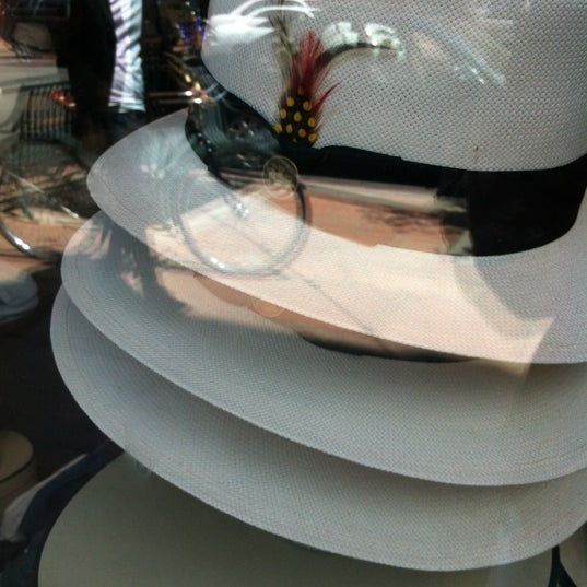 5/6/2012에 Elizabeth P.님이 Goorin Bros. Hat Shop - Larimer Square에서 찍은 사진