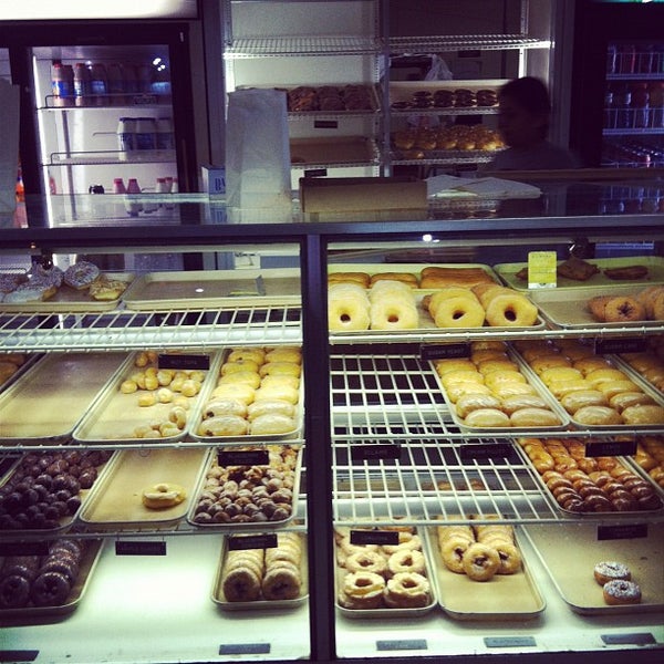 6/27/2012 tarihinde tiffani ⚓.ziyaretçi tarafından Ken&#39;s Donuts'de çekilen fotoğraf