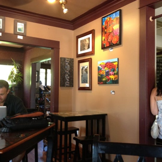 รูปภาพถ่ายที่ Hob Nobs Cafe &amp; Spirits โดย Joe™ H. เมื่อ 7/6/2012