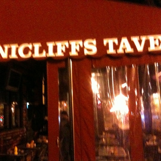 รูปภาพถ่ายที่ Tunnicliff&#39;s Tavern โดย Marcus S. เมื่อ 3/7/2012