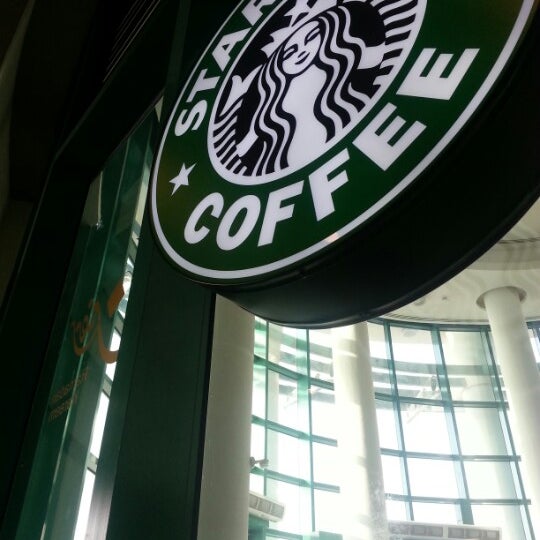 รูปภาพถ่ายที่ Starbucks โดย Abdulla Al Ameri เมื่อ 7/18/2012