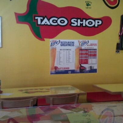 Снимок сделан в Fuzzy&#39;s Taco Shop пользователем Landon B. 10/7/2011