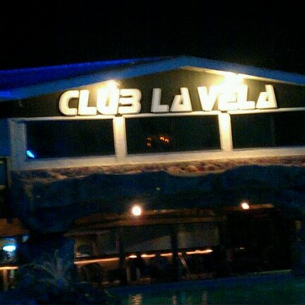 รูปภาพถ่ายที่ Club La Vela โดย John J. เมื่อ 8/20/2011