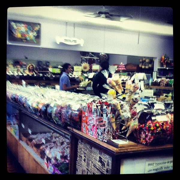 Foto diambil di Wayside Country Store oleh Jake L. pada 5/13/2012