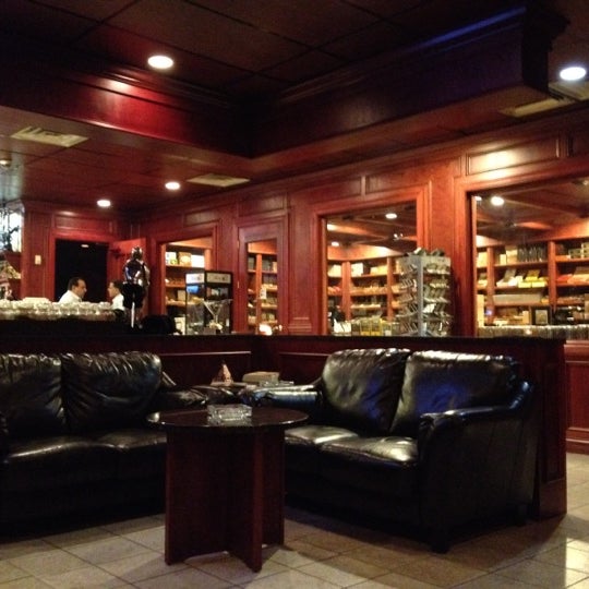 Foto tirada no(a) Ultimate Cigar Lounge &amp; Hookah Bar por Chris N. em 4/28/2012