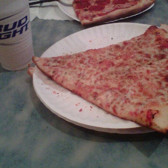 Photo taken at Manhattan Pizzeria by Rachel D. on 8/23/2012
