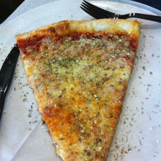 Снимок сделан в Vinny&#39;s NY Pizza пользователем Nakia-Autumn H. 7/9/2012