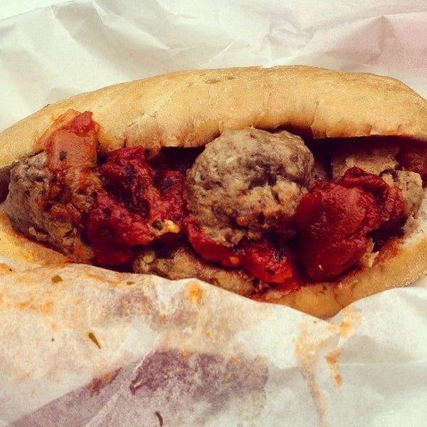 4/30/2012にAmy D.がSaucy Burt&#39;s - Meatball Food Cartで撮った写真