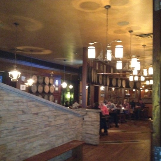 รูปภาพถ่ายที่ Kip’s Authentic Irish Pub &amp; Restaurant โดย Paul J. เมื่อ 3/23/2012