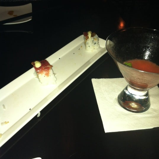 Foto scattata a Midori Sushi and Martini Lounge da Jaime R. il 2/15/2012