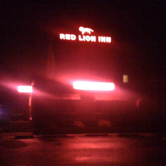 รูปภาพถ่ายที่ DiPaolo&#39;s Red Lion Inn โดย Stephen B. เมื่อ 11/11/2011