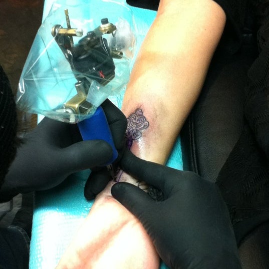 Foto tirada no(a) Oddity Tattoo Studio &amp; Gallery por Lorraine S. em 1/27/2012