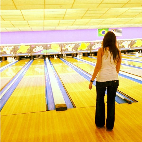 8/12/2012 tarihinde Tania G.ziyaretçi tarafından Planet Bowling'de çekilen fotoğraf
