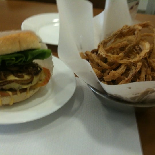 Photo prise au Royal Burger par Andre T. le5/22/2012