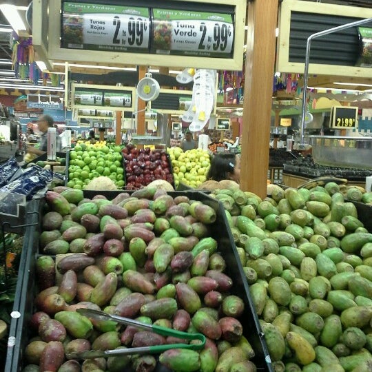 Das Foto wurde bei Northgate Gonzalez Markets von Margo (Nacho Mama) P. am 8/12/2012 aufgenommen