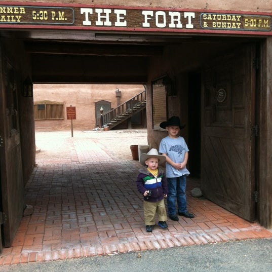 รูปภาพถ่ายที่ The Fort Restaurant โดย Ryan P. เมื่อ 3/18/2012