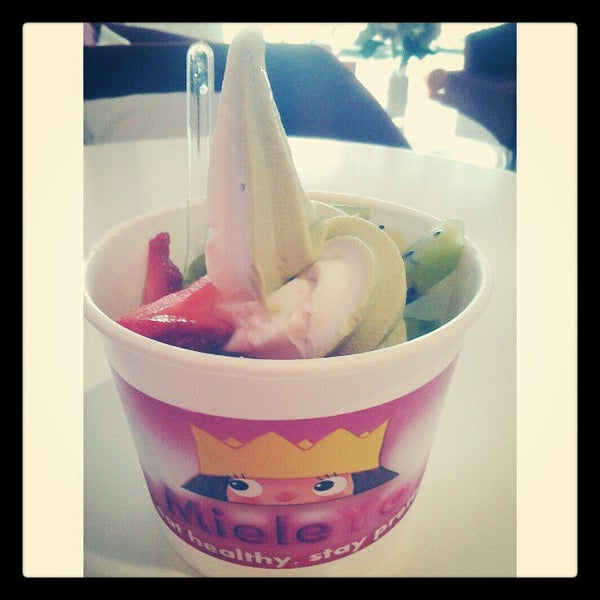 รูปภาพถ่ายที่ Mieleyo Premium Frozen Yogurt โดย JOLyine เมื่อ 4/28/2012