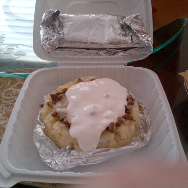 Foto tirada no(a) El Super Burrito por Melissa C. em 7/22/2012