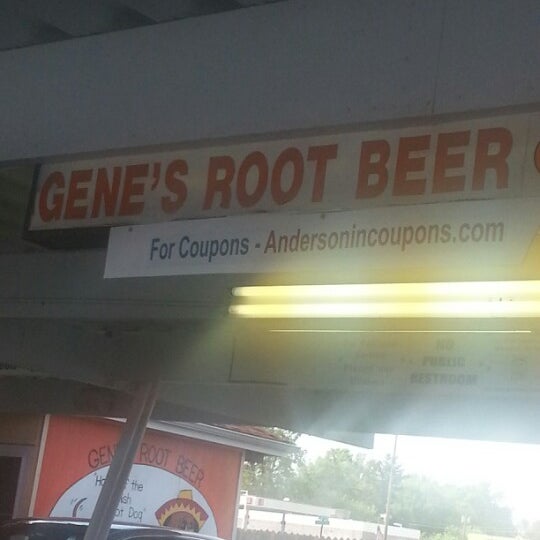 Foto diambil di Gene&#39;s Root Beer oleh Jaymee M. pada 8/5/2012