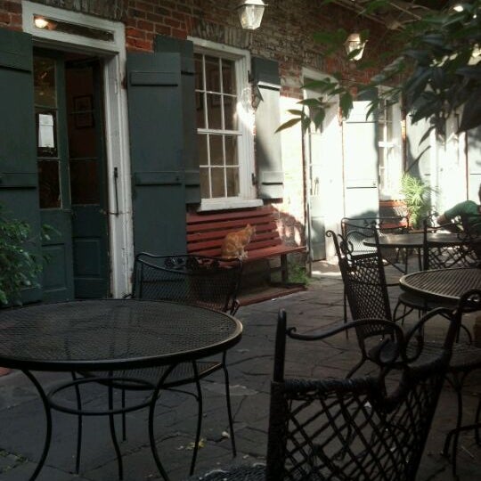 รูปภาพถ่ายที่ Royal Blend Coffee &amp; Tea House โดย Jabus T. เมื่อ 5/4/2012