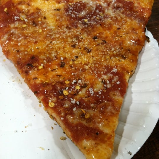 รูปภาพถ่ายที่ DeLorenzo&#39;s Pizza โดย John M. เมื่อ 10/3/2011
