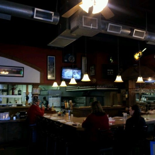 2/13/2012 tarihinde HTEDanceziyaretçi tarafından Saljo&#39;s Pizza'de çekilen fotoğraf