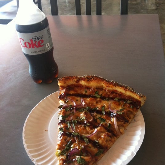9/3/2011 tarihinde Billy N.ziyaretçi tarafından Grey Block Pizza'de çekilen fotoğraf