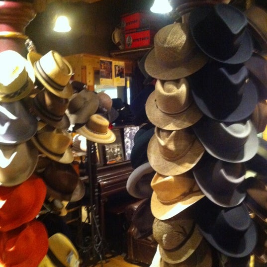 รูปภาพถ่ายที่ Granville Island Hat Shop โดย Linda เมื่อ 7/11/2012