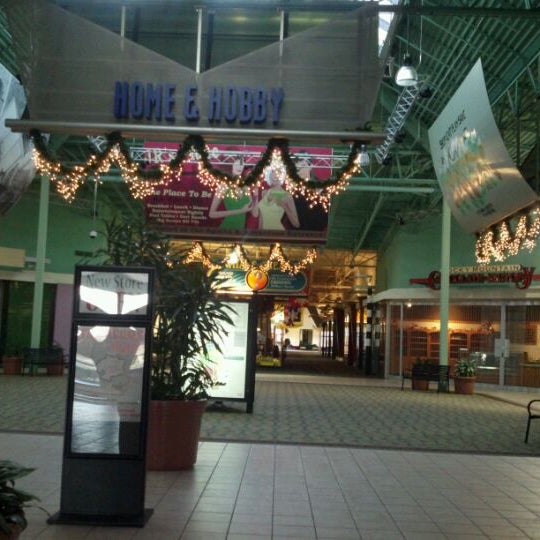 Foto tirada no(a) The Great Mall of the Great Plains por Terrance W. em 12/8/2011
