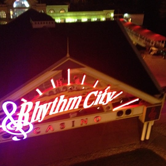 Foto tomada en Rhythm City Casino  por Jeremy G. el 6/16/2012