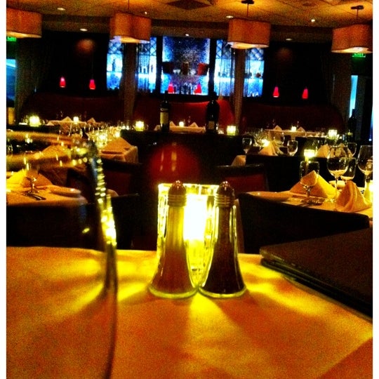 รูปภาพถ่ายที่ Ruth&#39;s Chris Steak House - Clayton, MO โดย Whiskey G. เมื่อ 8/21/2012