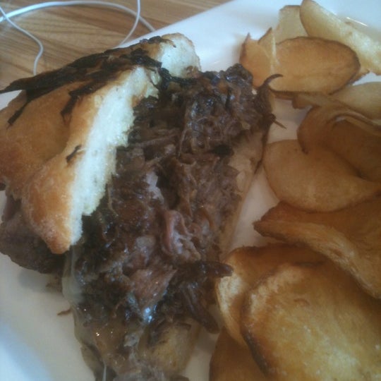 Снимок сделан в HBH Gourmet Sandwiches &amp; Smoked Meats пользователем Le-el S. 8/2/2012