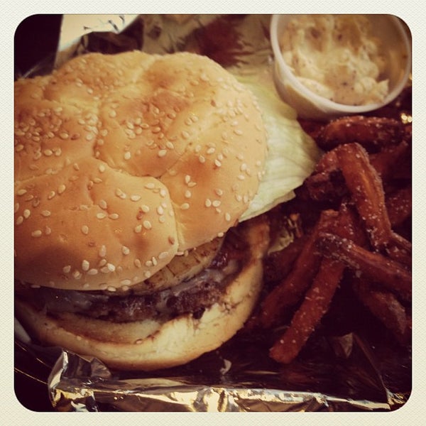 Снимок сделан в Burger Shoppe пользователем Chuck K. 4/15/2012