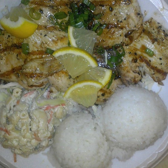 Foto scattata a Da Kine&#39;s Plate Lunch PL Hawaiian da Ashley J. il 1/24/2012