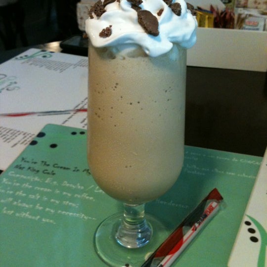 Photo taken at Champagne Chocolat Cafeteria &amp; Doceria by Carlos Augusto on 4/7/2012