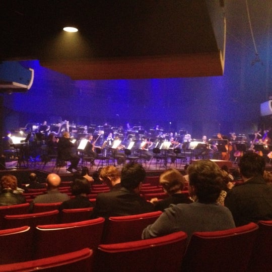 Foto diambil di Perth Concert Hall oleh Ben C. pada 5/4/2012