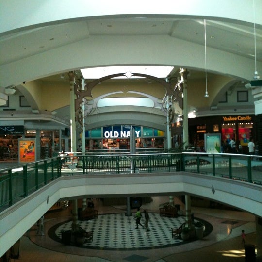 Foto tirada no(a) Arbor Place Mall por Justin M. em 6/16/2011