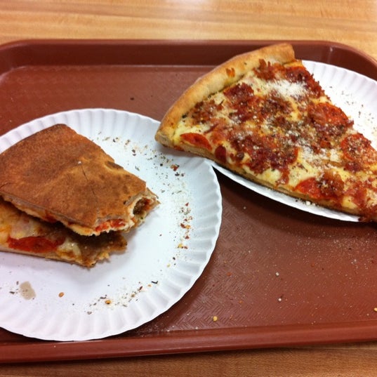 2/24/2012 tarihinde Christian H.ziyaretçi tarafından Famous Original Ray&#39;s Pizza'de çekilen fotoğraf