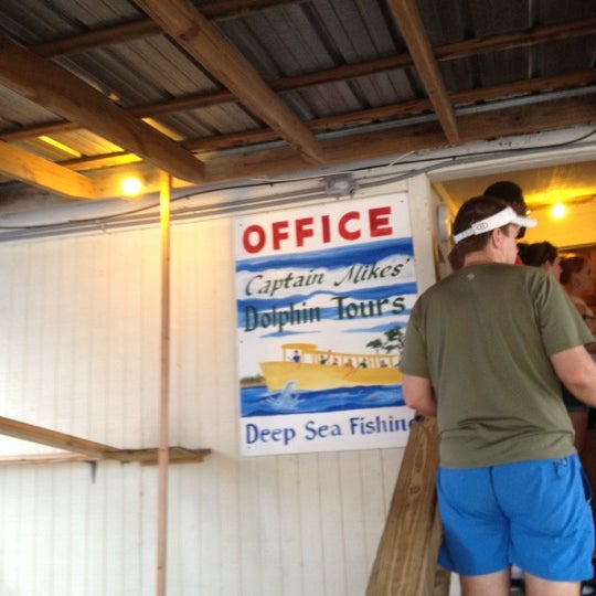 Foto diambil di Capt. Mike&#39;s Dolphin Adventure Tours oleh Amy B. pada 7/5/2012