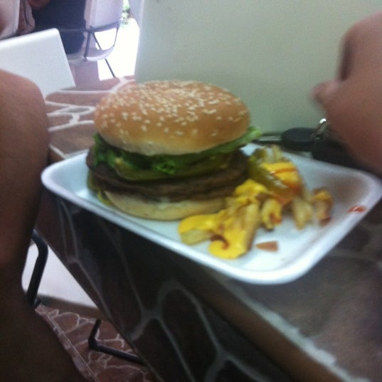 รูปภาพถ่ายที่ Pepe&#39;s burger snacks     Cuando usted la prueba lo comprueba, La mejor! โดย Larissa เมื่อ 6/13/2012