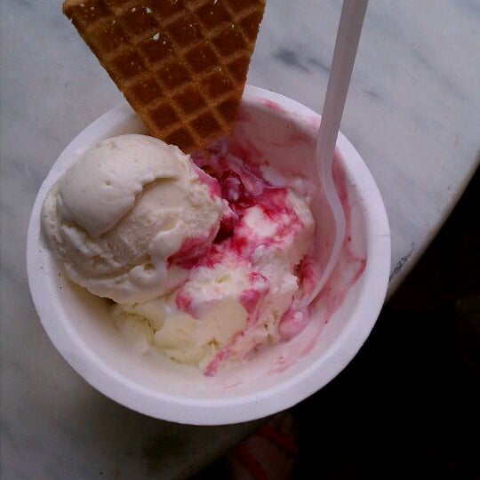 5/20/2012 tarihinde Erin M.ziyaretçi tarafından Jeni&#39;s Splendid Ice Creams'de çekilen fotoğraf