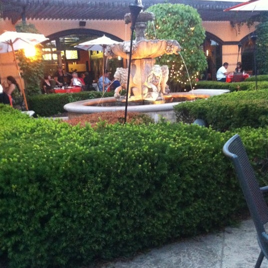 8/26/2012 tarihinde Kevin C.ziyaretçi tarafından Carlucci Restaurant &amp; Bar'de çekilen fotoğraf