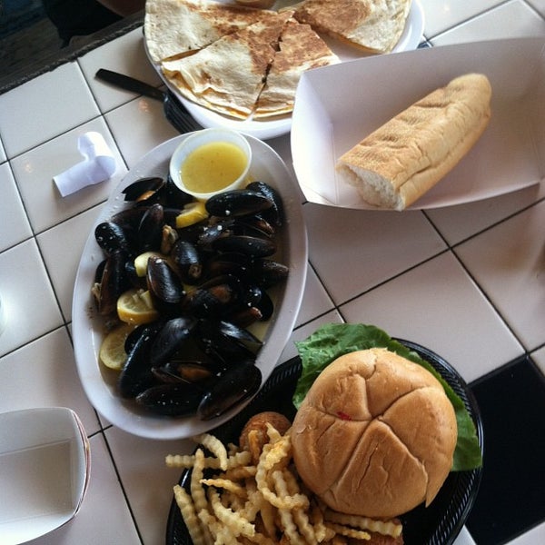 7/28/2012 tarihinde Andy L.ziyaretçi tarafından Beachside Seafood Restaurant &amp; Market'de çekilen fotoğraf