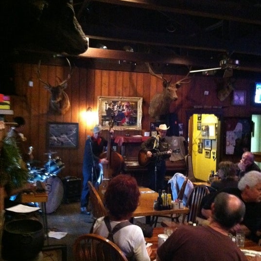 Das Foto wurde bei Rancho Nicasio Restaurant &amp; Bar von Scott K. am 3/28/2011 aufgenommen
