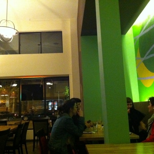 Снимок сделан в Sipz Vegetarian Fusion Café пользователем Suk 3/3/2012