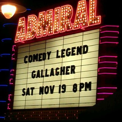 Foto tirada no(a) Admiral Theatre por Kadie P. em 11/20/2011